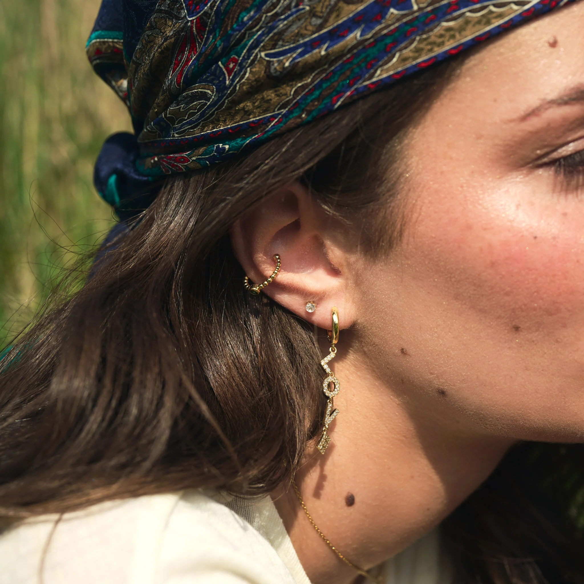 Arya - Bubblig Ear Cuff Grön Kristall - Image 3