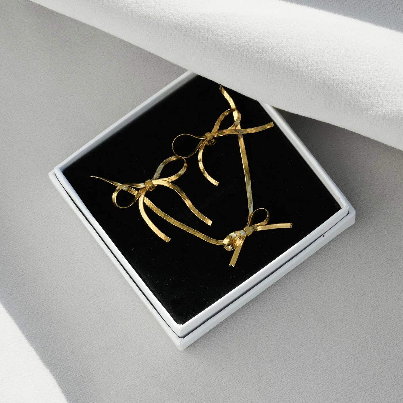 Bow Snake Chain Halsband & ĂrhĂ€ngen GĂ„voset Rostfritt StĂ„l Guld