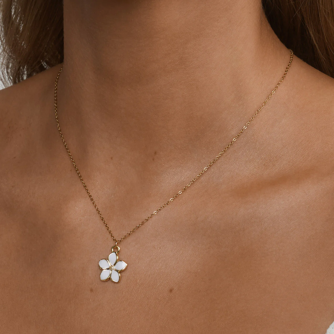 Gene - Hängande Halsband Emaljblomma Vit - Image 3