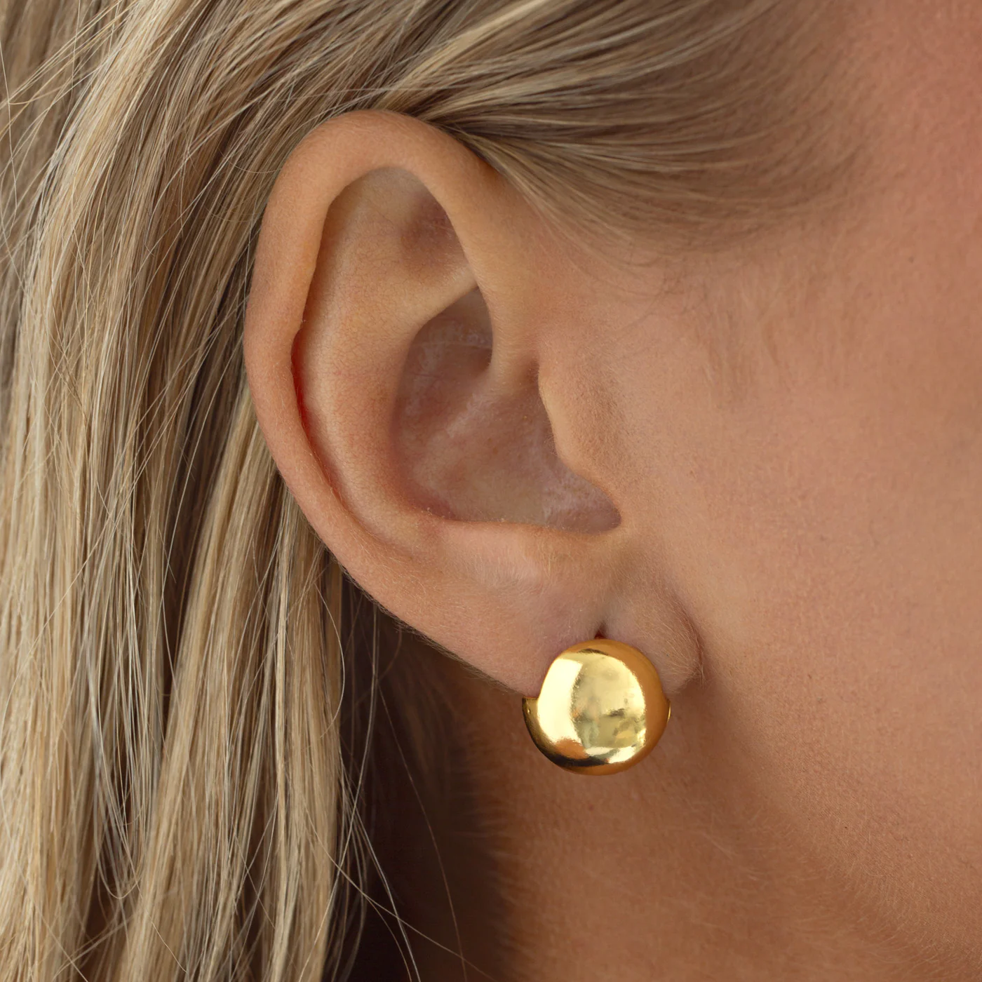 Ingrid - Runda Huggie Studs ĂrhĂ€ngen - Image 2