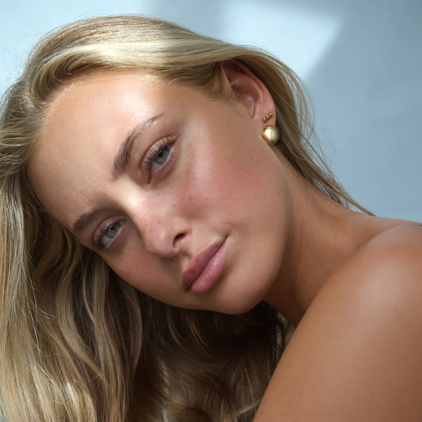Ingrid - Runda Huggie Studs ĂrhĂ€ngen - Image 3