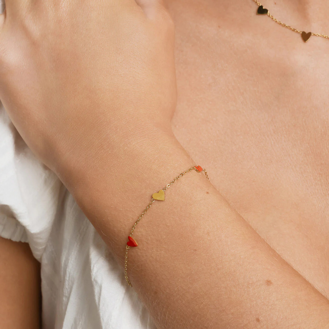 Linnea - Kedjearmband med HjÀrtan Röd & Guld Rostfritt StÄl - Image 3
